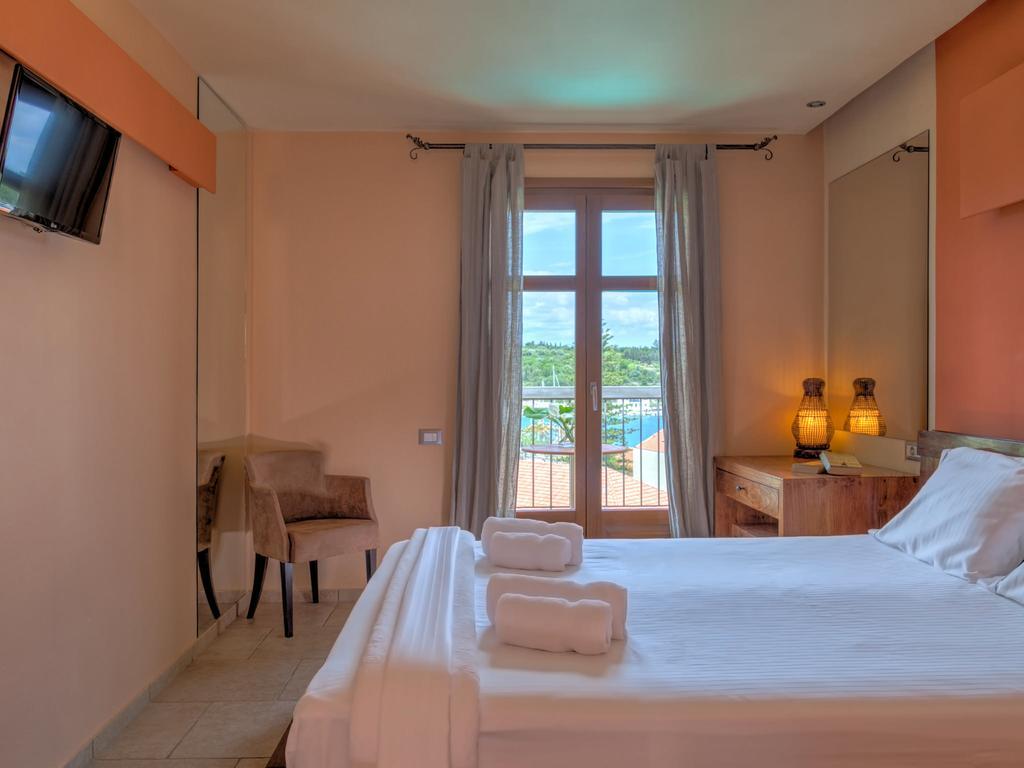 Fiscardo Bay Hotel フィスカルドン エクステリア 写真