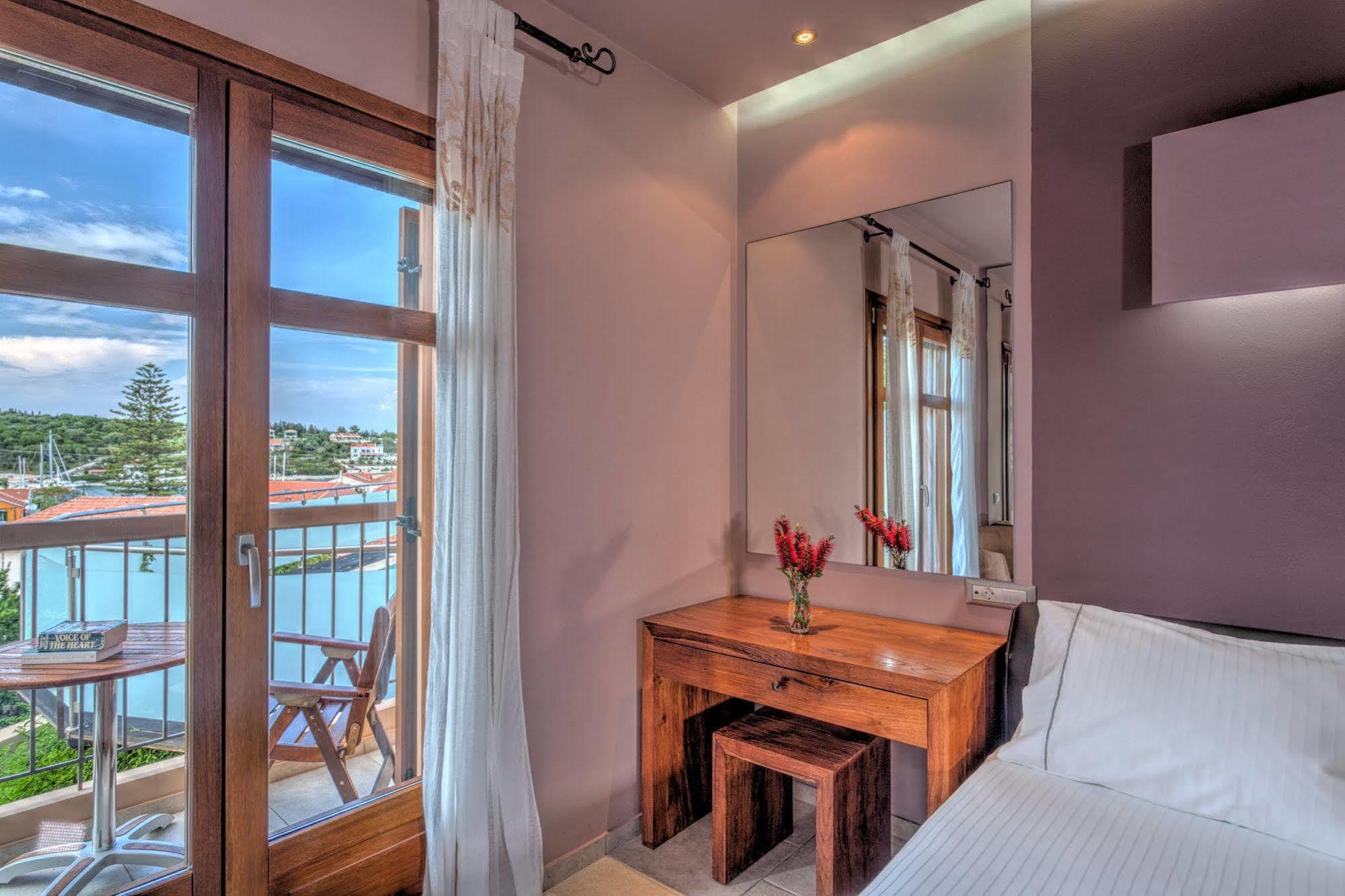 Fiscardo Bay Hotel フィスカルドン エクステリア 写真